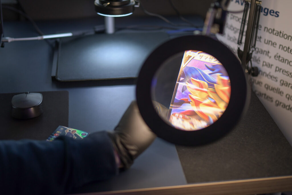 Carte sous une loupe grossissante